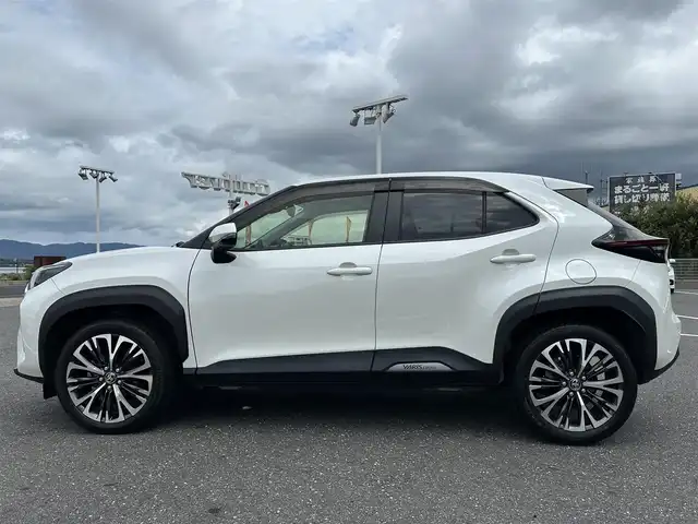 トヨタ ヤリスクロス Z 島根県 2021(令3)年 3.9万km ホワイトパールクリスタルシャイン 登録時走行距離38/121Km/ワンオーナー/純正ディスプレイオーディオ(BT/ラジオ)/全方位モニター/トヨタセーフティーセンス/・プリクラッシュセーフティー/・レーントレーシングアシスト/・リヤクロストラフィックアラート/・パーキングサポートブレーキ/・ロードサインアシスト/・オートハイビーム/ウインカーミラー/ビルトインETC/前席シートヒーター/追従型クルーズコントロール/18インチ純正アルミホイール/純正ドアバイザー/純正フロアマット