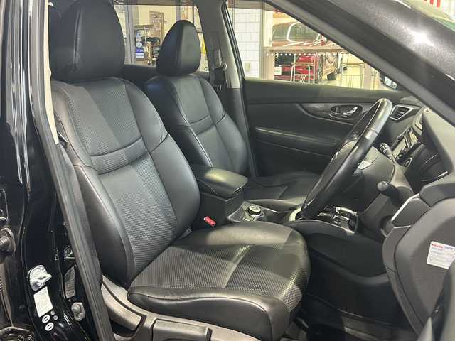 日産 エクストレイル 20X エマージェンシーブレーキ 愛知県 2015(平27)年 7.1万km ダイヤモンドブラック 7人乗り/純正メーカーナビ/フルセグＴＶ・CD・DVD・Bluetooth/アラウンドビューモニター/エマージェンシーブレーキ/カプロンシート（撥水シート）/車線逸脱警報/後側方車両検知警報/パーキングアシスト/クルーズコントロール/ダウンヒルアシストコントロール/横滑り防止機能/前側シートヒーター/前側ドライブレコーダー（DRY-FH96WG）/TVキャンセラー/ビルトインETC/オートライト/ハロゲンヘッドライト/フォグランプ/プッシュスタート/スマートキー/純正フロアマット/純正ドアバイザー/純正AW付冬用タイヤ有り/取扱説明書