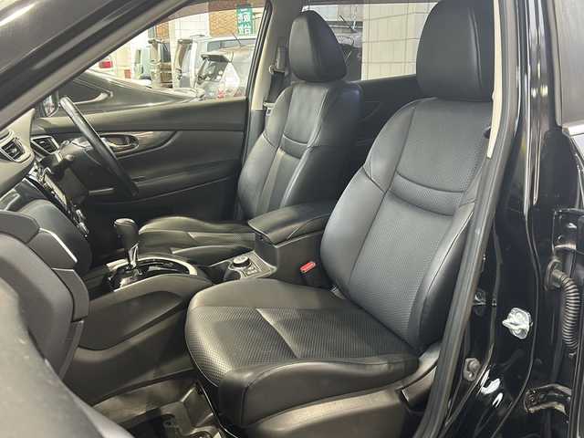日産 エクストレイル 20X エマージェンシーブレーキ 愛知県 2015(平27)年 7.1万km ダイヤモンドブラック 7人乗り/純正メーカーナビ/フルセグＴＶ・CD・DVD・Bluetooth/アラウンドビューモニター/エマージェンシーブレーキ/カプロンシート（撥水シート）/車線逸脱警報/後側方車両検知警報/パーキングアシスト/クルーズコントロール/ダウンヒルアシストコントロール/横滑り防止機能/前側シートヒーター/前側ドライブレコーダー（DRY-FH96WG）/TVキャンセラー/ビルトインETC/オートライト/ハロゲンヘッドライト/フォグランプ/プッシュスタート/スマートキー/純正フロアマット/純正ドアバイザー/純正AW付冬用タイヤ有り/取扱説明書