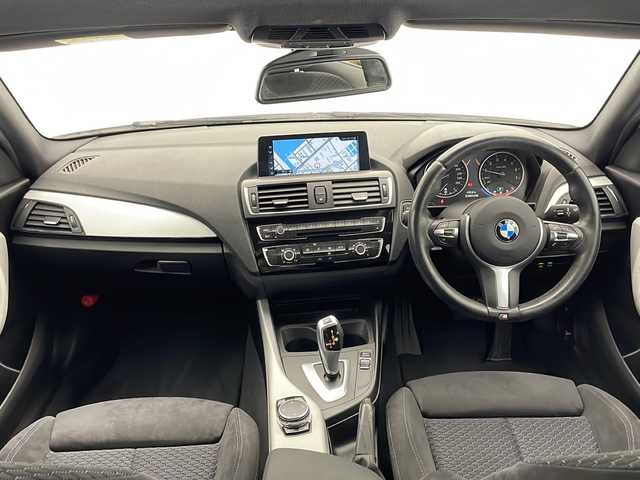 ＢＭＷ １１８ｉ Mスポーツ 宮崎県 2018(平30)年 4.2万km パール 純正ナビ(CD/DVD/AM/FM/BT)/バックカメラ/ステアリングスイッチ/スマートキー　スペア1本/電動格納ミラー/アイドリングストップ/フロアマット/アルミホール/コーナーセンサー