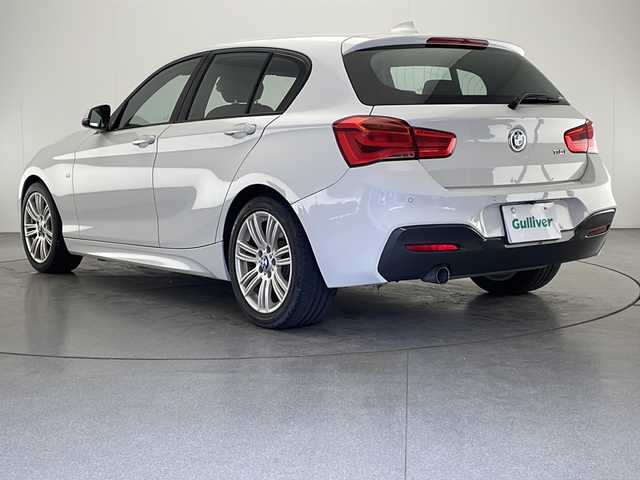 ＢＭＷ １１８ｉ Mスポーツ 宮崎県 2018(平30)年 4.2万km パール 純正ナビ(CD/DVD/AM/FM/BT)/バックカメラ/ステアリングスイッチ/スマートキー　スペア1本/電動格納ミラー/アイドリングストップ/フロアマット/アルミホール/コーナーセンサー