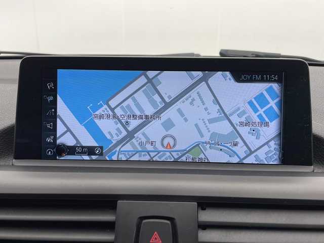 ＢＭＷ １１８ｉ Mスポーツ 宮崎県 2018(平30)年 4.2万km パール 純正ナビ(CD/DVD/AM/FM/BT)/バックカメラ/ステアリングスイッチ/スマートキー　スペア1本/電動格納ミラー/アイドリングストップ/フロアマット/アルミホール/コーナーセンサー