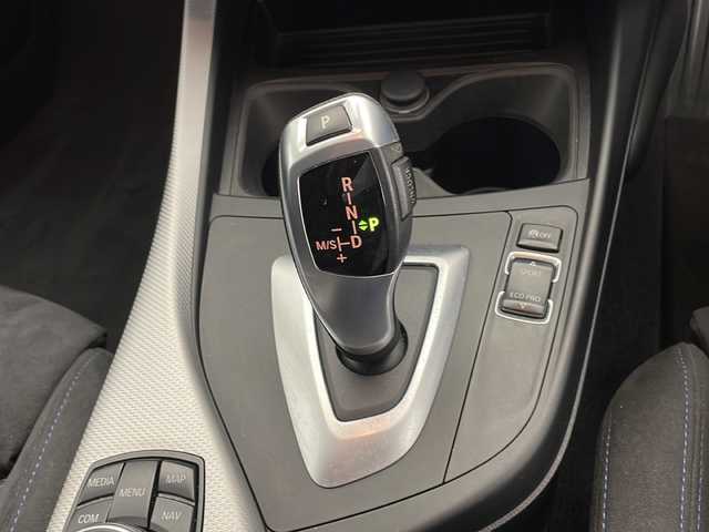 ＢＭＷ １１８ｉ Mスポーツ 宮崎県 2018(平30)年 4.2万km パール 純正ナビ(CD/DVD/AM/FM/BT)/バックカメラ/ステアリングスイッチ/スマートキー　スペア1本/電動格納ミラー/アイドリングストップ/フロアマット/アルミホール/コーナーセンサー