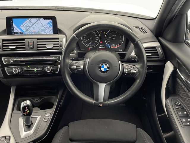 ＢＭＷ １１８ｉ Mスポーツ 宮崎県 2018(平30)年 4.2万km パール 純正ナビ(CD/DVD/AM/FM/BT)/バックカメラ/ステアリングスイッチ/スマートキー　スペア1本/電動格納ミラー/アイドリングストップ/フロアマット/アルミホール/コーナーセンサー