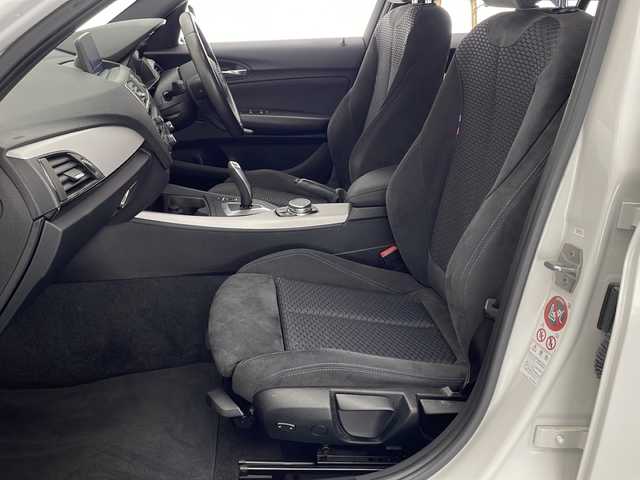 ＢＭＷ １１８ｉ Mスポーツ 宮崎県 2018(平30)年 4.2万km パール 純正ナビ(CD/DVD/AM/FM/BT)/バックカメラ/ステアリングスイッチ/スマートキー　スペア1本/電動格納ミラー/アイドリングストップ/フロアマット/アルミホール/コーナーセンサー