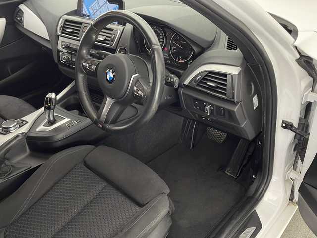 ＢＭＷ １１８ｉ Mスポーツ 宮崎県 2018(平30)年 4.2万km パール 純正ナビ(CD/DVD/AM/FM/BT)/バックカメラ/ステアリングスイッチ/スマートキー　スペア1本/電動格納ミラー/アイドリングストップ/フロアマット/アルミホール/コーナーセンサー