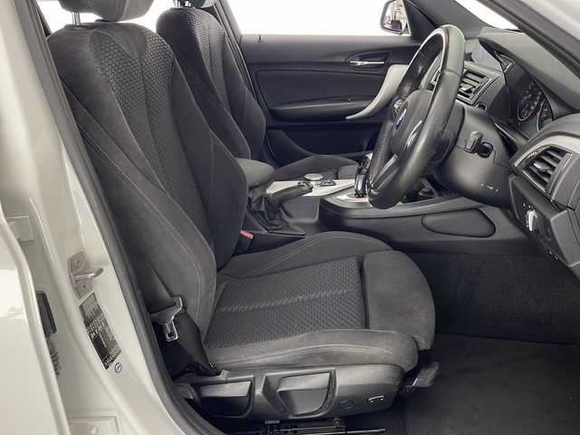 ＢＭＷ １１８ｉ Mスポーツ 宮崎県 2018(平30)年 4.2万km パール 純正ナビ(CD/DVD/AM/FM/BT)/バックカメラ/ステアリングスイッチ/スマートキー　スペア1本/電動格納ミラー/アイドリングストップ/フロアマット/アルミホール/コーナーセンサー