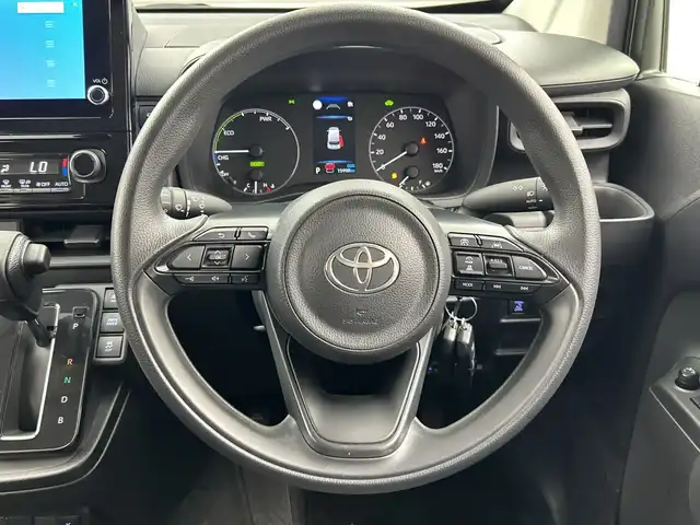 トヨタ シエンタ ハイブリッド G 三重県 2023(令5)年 1.6万km アーバンカーキ /禁煙車//純正ディスプレイオーディオ//Bluetooth/AndroidAuto/AppleCarPray/AM/FM/USB//パノラミックビューモニター//レーダークルーズコントロール//トヨタセーフティセンス//両側パワースライドドア//オートライト//オートハイビーム//ブラインドスポットモニター//AC100V//ビルトインETC2.0//LEDヘッドライト//スペアキー