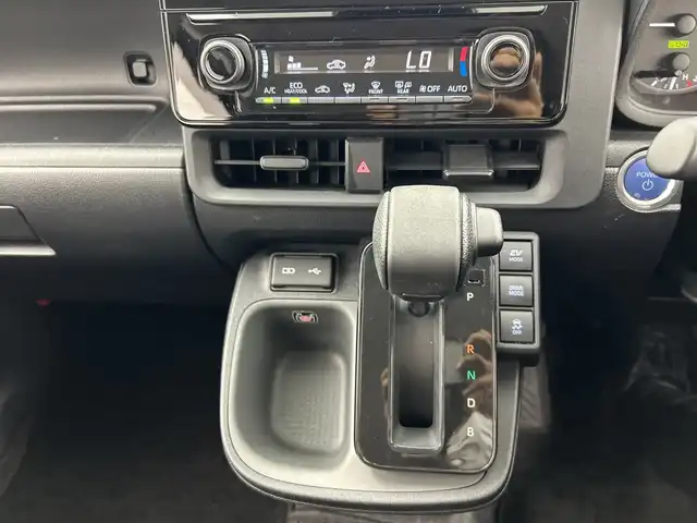 トヨタ シエンタ ハイブリッド G 三重県 2023(令5)年 1.6万km アーバンカーキ /禁煙車//純正ディスプレイオーディオ//Bluetooth/AndroidAuto/AppleCarPray/AM/FM/USB//パノラミックビューモニター//レーダークルーズコントロール//トヨタセーフティセンス//両側パワースライドドア//オートライト//オートハイビーム//ブラインドスポットモニター//AC100V//ビルトインETC2.0//LEDヘッドライト//スペアキー