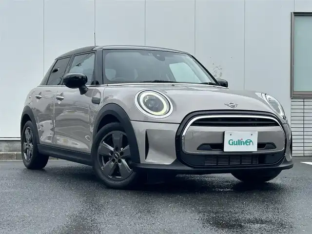 ＭＩＮＩ ＢＭＷ ミニ クーパー D クラシックトリム 三重県 2021(令3)年 3万km 黒／グレー 純正ディスプレイオーディオ(Bluetooth/Carplay/USB/AUX/AM/FM)/クラシックトリム(ドライビングモード/195/55R16タイヤ/16インチ5本スポーク/グレー塗装アルミホイール/ピアノブラックインパネ加飾/オートエアコン/ブラック合皮/ファブリックコンビシート/スポーツシート(前席)/ストレージコンパートメントパッケージ/コンフォートアクセス)/ETC/バックカメラ/ドライビングアシストパッケージプラス(リアビューカメラ/パークディスタンスコントロール/パーキングアシスト/アクティブクルーズコントロール)/ブラックルーフ/ステアリングスイッチ/TVチューナー