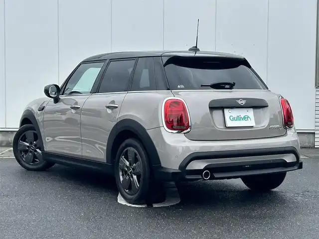 ＭＩＮＩ ＢＭＷ ミニ クーパー D クラシックトリム 三重県 2021(令3)年 3万km 黒／グレー 純正ディスプレイオーディオ(Bluetooth/Carplay/USB/AUX/AM/FM)/クラシックトリム(ドライビングモード/195/55R16タイヤ/16インチ5本スポーク/グレー塗装アルミホイール/ピアノブラックインパネ加飾/オートエアコン/ブラック合皮/ファブリックコンビシート/スポーツシート(前席)/ストレージコンパートメントパッケージ/コンフォートアクセス)/ETC/バックカメラ/ドライビングアシストパッケージプラス(リアビューカメラ/パークディスタンスコントロール/パーキングアシスト/アクティブクルーズコントロール)/ブラックルーフ/ステアリングスイッチ/TVチューナー