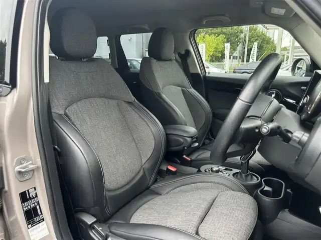ＭＩＮＩ ＢＭＷ ミニ クーパー D クラシックトリム 三重県 2021(令3)年 3万km 黒／グレー 純正ディスプレイオーディオ(Bluetooth/Carplay/USB/AUX/AM/FM)/クラシックトリム(ドライビングモード/195/55R16タイヤ/16インチ5本スポーク/グレー塗装アルミホイール/ピアノブラックインパネ加飾/オートエアコン/ブラック合皮/ファブリックコンビシート/スポーツシート(前席)/ストレージコンパートメントパッケージ/コンフォートアクセス)/ETC/バックカメラ/ドライビングアシストパッケージプラス(リアビューカメラ/パークディスタンスコントロール/パーキングアシスト/アクティブクルーズコントロール)/ブラックルーフ/ステアリングスイッチ/TVチューナー