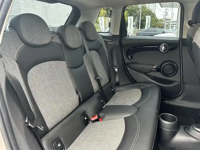 ＭＩＮＩ ＢＭＷ ミニ クーパー D クラシックトリム 三重県 2021(令3)年 3万km 黒／グレー 純正ディスプレイオーディオ(Bluetooth/Carplay/USB/AUX/AM/FM)/クラシックトリム(ドライビングモード/195/55R16タイヤ/16インチ5本スポーク/グレー塗装アルミホイール/ピアノブラックインパネ加飾/オートエアコン/ブラック合皮/ファブリックコンビシート/スポーツシート(前席)/ストレージコンパートメントパッケージ/コンフォートアクセス)/ETC/バックカメラ/ドライビングアシストパッケージプラス(リアビューカメラ/パークディスタンスコントロール/パーキングアシスト/アクティブクルーズコントロール)/ブラックルーフ/ステアリングスイッチ/TVチューナー