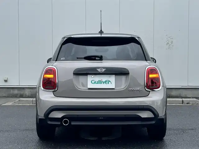 ＭＩＮＩ ＢＭＷ ミニ クーパー D クラシックトリム 三重県 2021(令3)年 3万km 黒／グレー 純正ディスプレイオーディオ(Bluetooth/Carplay/USB/AUX/AM/FM)/クラシックトリム(ドライビングモード/195/55R16タイヤ/16インチ5本スポーク/グレー塗装アルミホイール/ピアノブラックインパネ加飾/オートエアコン/ブラック合皮/ファブリックコンビシート/スポーツシート(前席)/ストレージコンパートメントパッケージ/コンフォートアクセス)/ETC/バックカメラ/ドライビングアシストパッケージプラス(リアビューカメラ/パークディスタンスコントロール/パーキングアシスト/アクティブクルーズコントロール)/ブラックルーフ/ステアリングスイッチ/TVチューナー