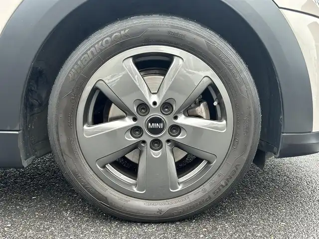 ＭＩＮＩ ＢＭＷ ミニ クーパー D クラシックトリム 三重県 2021(令3)年 3万km 黒／グレー 純正ディスプレイオーディオ(Bluetooth/Carplay/USB/AUX/AM/FM)/クラシックトリム(ドライビングモード/195/55R16タイヤ/16インチ5本スポーク/グレー塗装アルミホイール/ピアノブラックインパネ加飾/オートエアコン/ブラック合皮/ファブリックコンビシート/スポーツシート(前席)/ストレージコンパートメントパッケージ/コンフォートアクセス)/ETC/バックカメラ/ドライビングアシストパッケージプラス(リアビューカメラ/パークディスタンスコントロール/パーキングアシスト/アクティブクルーズコントロール)/ブラックルーフ/ステアリングスイッチ/TVチューナー