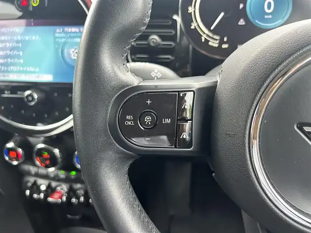 ＭＩＮＩ ＢＭＷ ミニ クーパー D クラシックトリム 三重県 2021(令3)年 3万km 黒／グレー 純正ディスプレイオーディオ(Bluetooth/Carplay/USB/AUX/AM/FM)/クラシックトリム(ドライビングモード/195/55R16タイヤ/16インチ5本スポーク/グレー塗装アルミホイール/ピアノブラックインパネ加飾/オートエアコン/ブラック合皮/ファブリックコンビシート/スポーツシート(前席)/ストレージコンパートメントパッケージ/コンフォートアクセス)/ETC/バックカメラ/ドライビングアシストパッケージプラス(リアビューカメラ/パークディスタンスコントロール/パーキングアシスト/アクティブクルーズコントロール)/ブラックルーフ/ステアリングスイッチ/TVチューナー