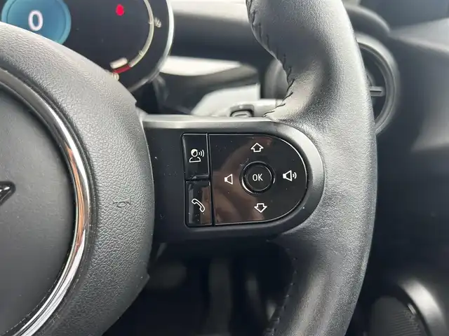ＭＩＮＩ ＢＭＷ ミニ クーパー D クラシックトリム 三重県 2021(令3)年 3万km 黒／グレー 純正ディスプレイオーディオ(Bluetooth/Carplay/USB/AUX/AM/FM)/クラシックトリム(ドライビングモード/195/55R16タイヤ/16インチ5本スポーク/グレー塗装アルミホイール/ピアノブラックインパネ加飾/オートエアコン/ブラック合皮/ファブリックコンビシート/スポーツシート(前席)/ストレージコンパートメントパッケージ/コンフォートアクセス)/ETC/バックカメラ/ドライビングアシストパッケージプラス(リアビューカメラ/パークディスタンスコントロール/パーキングアシスト/アクティブクルーズコントロール)/ブラックルーフ/ステアリングスイッチ/TVチューナー