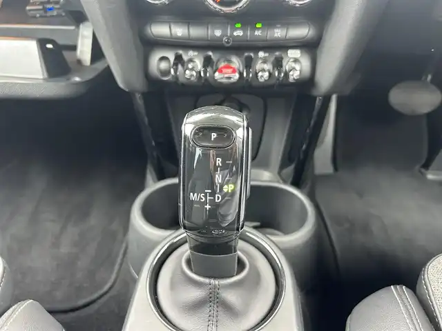 ＭＩＮＩ ＢＭＷ ミニ クーパー D クラシックトリム 三重県 2021(令3)年 3万km 黒／グレー 純正ディスプレイオーディオ(Bluetooth/Carplay/USB/AUX/AM/FM)/クラシックトリム(ドライビングモード/195/55R16タイヤ/16インチ5本スポーク/グレー塗装アルミホイール/ピアノブラックインパネ加飾/オートエアコン/ブラック合皮/ファブリックコンビシート/スポーツシート(前席)/ストレージコンパートメントパッケージ/コンフォートアクセス)/ETC/バックカメラ/ドライビングアシストパッケージプラス(リアビューカメラ/パークディスタンスコントロール/パーキングアシスト/アクティブクルーズコントロール)/ブラックルーフ/ステアリングスイッチ/TVチューナー