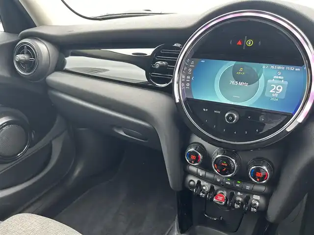 ＭＩＮＩ ＢＭＷ ミニ クーパー D クラシックトリム 三重県 2021(令3)年 3万km 黒／グレー 純正ディスプレイオーディオ(Bluetooth/Carplay/USB/AUX/AM/FM)/クラシックトリム(ドライビングモード/195/55R16タイヤ/16インチ5本スポーク/グレー塗装アルミホイール/ピアノブラックインパネ加飾/オートエアコン/ブラック合皮/ファブリックコンビシート/スポーツシート(前席)/ストレージコンパートメントパッケージ/コンフォートアクセス)/ETC/バックカメラ/ドライビングアシストパッケージプラス(リアビューカメラ/パークディスタンスコントロール/パーキングアシスト/アクティブクルーズコントロール)/ブラックルーフ/ステアリングスイッチ/TVチューナー