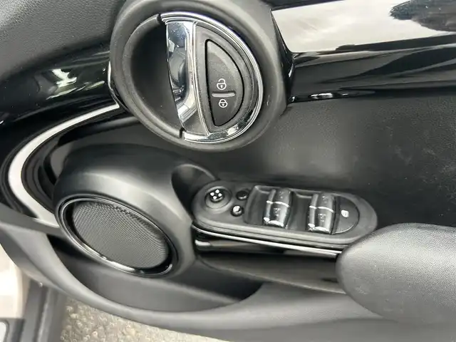 ＭＩＮＩ ＢＭＷ ミニ クーパー D クラシックトリム 三重県 2021(令3)年 3万km 黒／グレー 純正ディスプレイオーディオ(Bluetooth/Carplay/USB/AUX/AM/FM)/クラシックトリム(ドライビングモード/195/55R16タイヤ/16インチ5本スポーク/グレー塗装アルミホイール/ピアノブラックインパネ加飾/オートエアコン/ブラック合皮/ファブリックコンビシート/スポーツシート(前席)/ストレージコンパートメントパッケージ/コンフォートアクセス)/ETC/バックカメラ/ドライビングアシストパッケージプラス(リアビューカメラ/パークディスタンスコントロール/パーキングアシスト/アクティブクルーズコントロール)/ブラックルーフ/ステアリングスイッチ/TVチューナー