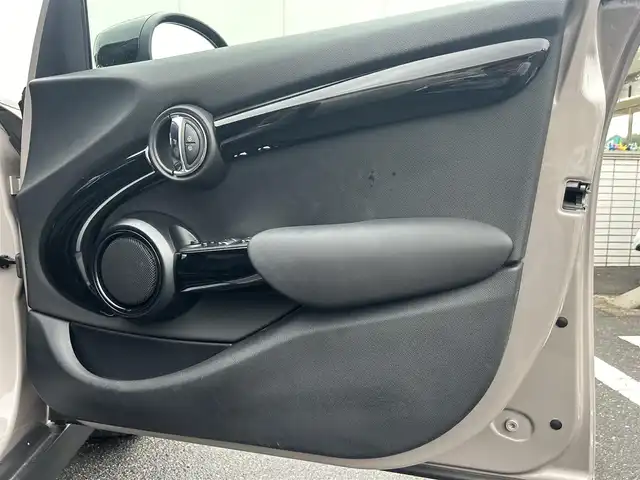 ＭＩＮＩ ＢＭＷ ミニ クーパー D クラシックトリム 三重県 2021(令3)年 3万km 黒／グレー 純正ディスプレイオーディオ(Bluetooth/Carplay/USB/AUX/AM/FM)/クラシックトリム(ドライビングモード/195/55R16タイヤ/16インチ5本スポーク/グレー塗装アルミホイール/ピアノブラックインパネ加飾/オートエアコン/ブラック合皮/ファブリックコンビシート/スポーツシート(前席)/ストレージコンパートメントパッケージ/コンフォートアクセス)/ETC/バックカメラ/ドライビングアシストパッケージプラス(リアビューカメラ/パークディスタンスコントロール/パーキングアシスト/アクティブクルーズコントロール)/ブラックルーフ/ステアリングスイッチ/TVチューナー