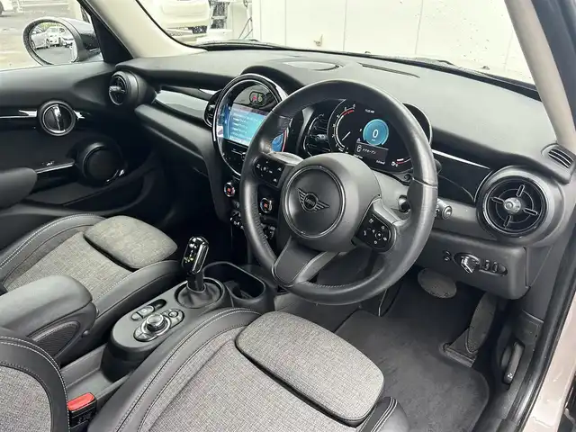ＭＩＮＩ ＢＭＷ ミニ クーパー D クラシックトリム 三重県 2021(令3)年 3万km 黒／グレー 純正ディスプレイオーディオ(Bluetooth/Carplay/USB/AUX/AM/FM)/クラシックトリム(ドライビングモード/195/55R16タイヤ/16インチ5本スポーク/グレー塗装アルミホイール/ピアノブラックインパネ加飾/オートエアコン/ブラック合皮/ファブリックコンビシート/スポーツシート(前席)/ストレージコンパートメントパッケージ/コンフォートアクセス)/ETC/バックカメラ/ドライビングアシストパッケージプラス(リアビューカメラ/パークディスタンスコントロール/パーキングアシスト/アクティブクルーズコントロール)/ブラックルーフ/ステアリングスイッチ/TVチューナー