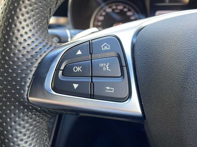 メルセデス・ベンツ Ｃ２００ アバンギャルド AMGライン 高知県 2017(平29)年 3.2万km 黒 純正ナビ/・フルセグＴＶ/・Ｂｌｕｅｔｏｏｔｈオーディオ/・バックカメラ/・CD/ＥＴＣ/ドラレコ/特注１９インチアルミ/スペアキー２本/メモリー機能付きシート/パワーシート/ヘッドアップディスプレイ/純正パフュームアトマイザー/オートライト/レーンキープアシスト