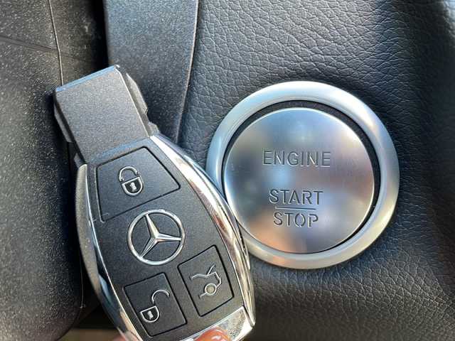 メルセデス・ベンツ Ｃ２００ アバンギャルド AMGライン 高知県 2017(平29)年 3.2万km 黒 純正ナビ/・フルセグＴＶ/・Ｂｌｕｅｔｏｏｔｈオーディオ/・バックカメラ/・CD/ＥＴＣ/ドラレコ/特注１９インチアルミ/スペアキー２本/メモリー機能付きシート/パワーシート/ヘッドアップディスプレイ/純正パフュームアトマイザー/オートライト/レーンキープアシスト