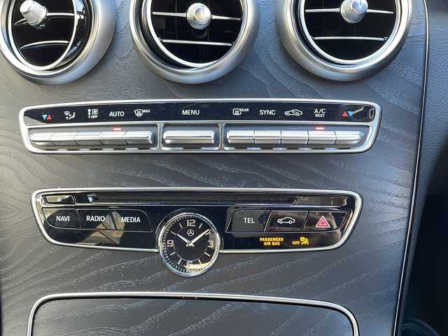 メルセデス・ベンツ Ｃ２００ アバンギャルド AMGライン 高知県 2017(平29)年 3.2万km 黒 純正ナビ/・フルセグＴＶ/・Ｂｌｕｅｔｏｏｔｈオーディオ/・バックカメラ/・CD/ＥＴＣ/ドラレコ/特注１９インチアルミ/スペアキー２本/メモリー機能付きシート/パワーシート/ヘッドアップディスプレイ/純正パフュームアトマイザー/オートライト/レーンキープアシスト