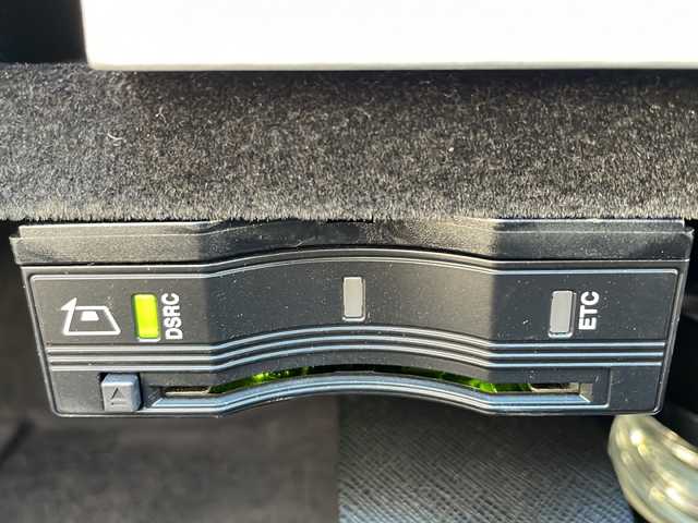 メルセデス・ベンツ Ｃ２００ アバンギャルド AMGライン 高知県 2017(平29)年 3.2万km 黒 純正ナビ/・フルセグＴＶ/・Ｂｌｕｅｔｏｏｔｈオーディオ/・バックカメラ/・CD/ＥＴＣ/ドラレコ/特注１９インチアルミ/スペアキー２本/メモリー機能付きシート/パワーシート/ヘッドアップディスプレイ/純正パフュームアトマイザー/オートライト/レーンキープアシスト