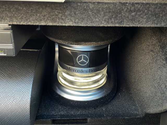 メルセデス・ベンツ Ｃ２００ アバンギャルド AMGライン 高知県 2017(平29)年 3.2万km 黒 純正ナビ/・フルセグＴＶ/・Ｂｌｕｅｔｏｏｔｈオーディオ/・バックカメラ/・CD/ＥＴＣ/ドラレコ/特注１９インチアルミ/スペアキー２本/メモリー機能付きシート/パワーシート/ヘッドアップディスプレイ/純正パフュームアトマイザー/オートライト/レーンキープアシスト