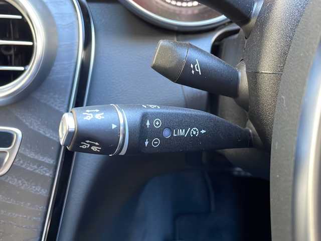 メルセデス・ベンツ Ｃ２００ アバンギャルド AMGライン 高知県 2017(平29)年 3.2万km 黒 純正ナビ/・フルセグＴＶ/・Ｂｌｕｅｔｏｏｔｈオーディオ/・バックカメラ/・CD/ＥＴＣ/ドラレコ/特注１９インチアルミ/スペアキー２本/メモリー機能付きシート/パワーシート/ヘッドアップディスプレイ/純正パフュームアトマイザー/オートライト/レーンキープアシスト