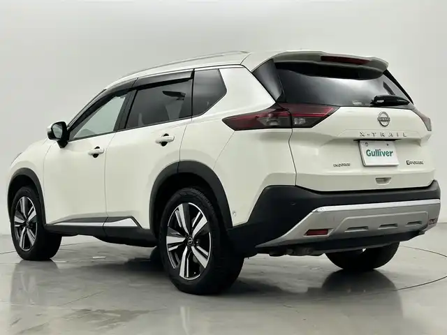 日産 エクストレイル G e－4ORCE 熊本県 2023(令5)年 6.1万km ブリリアントホワイトパール 禁煙車　/ワンオーナー　/サンルーフ/BOSEサウンド/４WD/純正前後ドライブレコーダー　/アラウンドビューモニター　/純正ナビ（ＡｐｐｌＣａｒＰｌａｙ・ＡｎｄｒｏｉｄＡｕｔｏ・フルセグ・ＢＴ・ＵＳＢ）/ビルトインETC2.0/前席シートヒーター　/ステアリングヒーター/前席パワーシート/置くだけ充電　/100V充電/デジタルインナーミラー/プロパイロット/衝突軽減ブレーキ/レーンキープアシスト/パーキングアシスト/前後クリアランスソナー/パワーバックドア/ダウンヒルアシスト/ルーフレール/社外フロアマット/純正19インチAW/オートライト/オートマチックハイビーム/LEDヘッドライト/スマートキー/プッシュスタート/スペアキー1本/保証書/取扱説明書