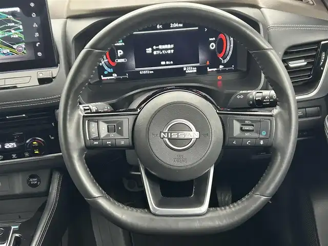 日産 エクストレイル G e－4ORCE 熊本県 2023(令5)年 6.1万km ブリリアントホワイトパール 禁煙車　/ワンオーナー　/サンルーフ/BOSEサウンド/４WD/純正前後ドライブレコーダー　/アラウンドビューモニター　/純正ナビ（ＡｐｐｌＣａｒＰｌａｙ・ＡｎｄｒｏｉｄＡｕｔｏ・フルセグ・ＢＴ・ＵＳＢ）/ビルトインETC2.0/前席シートヒーター　/ステアリングヒーター/前席パワーシート/置くだけ充電　/100V充電/デジタルインナーミラー/プロパイロット/衝突軽減ブレーキ/レーンキープアシスト/パーキングアシスト/前後クリアランスソナー/パワーバックドア/ダウンヒルアシスト/ルーフレール/社外フロアマット/純正19インチAW/オートライト/オートマチックハイビーム/LEDヘッドライト/スマートキー/プッシュスタート/スペアキー1本/保証書/取扱説明書