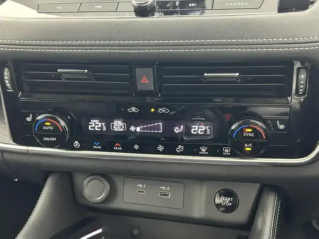 日産 エクストレイル G e－4ORCE 熊本県 2023(令5)年 6.1万km ブリリアントホワイトパール 禁煙車　/ワンオーナー　/サンルーフ/BOSEサウンド/４WD/純正前後ドライブレコーダー　/アラウンドビューモニター　/純正ナビ（ＡｐｐｌＣａｒＰｌａｙ・ＡｎｄｒｏｉｄＡｕｔｏ・フルセグ・ＢＴ・ＵＳＢ）/ビルトインETC2.0/前席シートヒーター　/ステアリングヒーター/前席パワーシート/置くだけ充電　/100V充電/デジタルインナーミラー/プロパイロット/衝突軽減ブレーキ/レーンキープアシスト/パーキングアシスト/前後クリアランスソナー/パワーバックドア/ダウンヒルアシスト/ルーフレール/社外フロアマット/純正19インチAW/オートライト/オートマチックハイビーム/LEDヘッドライト/スマートキー/プッシュスタート/スペアキー1本/保証書/取扱説明書