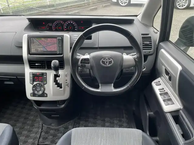 トヨタ ノア Si 神奈川県 2010(平22)年 9.8万km グレーメタリック ワンオーナー/純正HDDナビ(NHZH-W60G)/　・フルセグTV(走行中視聴可能)/　・DVD/CD/AM/FM/BT/バックカメラ/純正フリップダウンモニター（リモコン付）/左側パワースライドドア/革巻きステアリング/ステアリングスイッチ/パドルシフト/スマートキー/プッシュスタート/ビルトインETC/HIDヘッドライト/フォグランプ/電動格納ミラー/保証書/取扱説明書