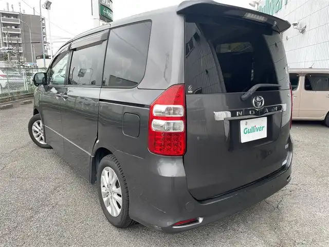 トヨタ ノア Si 神奈川県 2010(平22)年 9.8万km グレーメタリック ワンオーナー/純正HDDナビ(NHZH-W60G)/　・フルセグTV(走行中視聴可能)/　・DVD/CD/AM/FM/BT/バックカメラ/純正フリップダウンモニター（リモコン付）/左側パワースライドドア/革巻きステアリング/ステアリングスイッチ/パドルシフト/スマートキー/プッシュスタート/ビルトインETC/HIDヘッドライト/フォグランプ/電動格納ミラー/保証書/取扱説明書