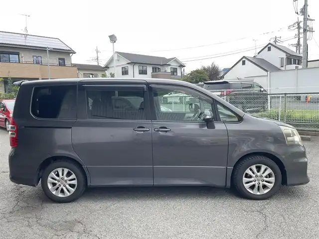 トヨタ ノア Si 神奈川県 2010(平22)年 9.8万km グレーメタリック ワンオーナー/純正HDDナビ(NHZH-W60G)/　・フルセグTV(走行中視聴可能)/　・DVD/CD/AM/FM/BT/バックカメラ/純正フリップダウンモニター（リモコン付）/左側パワースライドドア/革巻きステアリング/ステアリングスイッチ/パドルシフト/スマートキー/プッシュスタート/ビルトインETC/HIDヘッドライト/フォグランプ/電動格納ミラー/保証書/取扱説明書