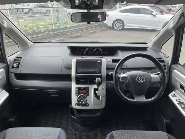 トヨタ ノア Si 神奈川県 2010(平22)年 9.8万km グレーメタリック ワンオーナー/純正HDDナビ(NHZH-W60G)/　・フルセグTV(走行中視聴可能)/　・DVD/CD/AM/FM/BT/バックカメラ/純正フリップダウンモニター（リモコン付）/左側パワースライドドア/革巻きステアリング/ステアリングスイッチ/パドルシフト/スマートキー/プッシュスタート/ビルトインETC/HIDヘッドライト/フォグランプ/電動格納ミラー/保証書/取扱説明書