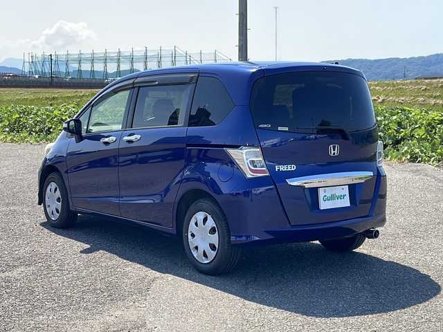 ホンダ フリード G プレミアムエディション 新潟県 2015(平27)年 9.1万km コバルトブルーパール 4WD/社外SDナビ(CN-R300D)/CD/DVD/フルセグテレビ/SDミュージックサーバー/バックカメラ/ETC/クルーズコントロール/両側パワースライドドア/半革シート/ステアリングスイッチ/スマートキー/キセノンヘッドライト/オートライト/社外15インチAW冬タイヤ車載