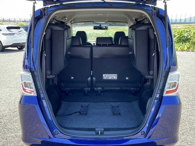 ホンダ フリード G プレミアムエディション 新潟県 2015(平27)年 9.1万km コバルトブルーパール 4WD/社外SDナビ(CN-R300D)/CD/DVD/フルセグテレビ/SDミュージックサーバー/バックカメラ/ETC/クルーズコントロール/両側パワースライドドア/半革シート/ステアリングスイッチ/スマートキー/キセノンヘッドライト/オートライト/社外15インチAW冬タイヤ車載