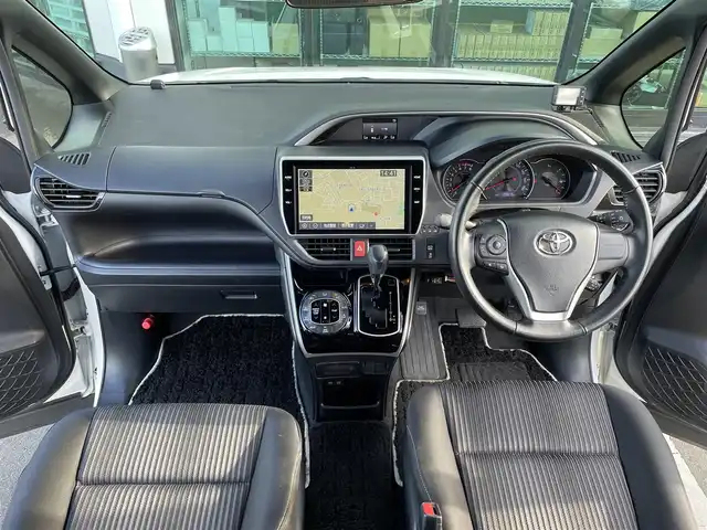 トヨタ ヴォクシー ZS 煌Ⅱ 東京都 2019(令1)年 3万km ホワイトパールクリスタルシャイン 純正10インチT-Connectナビ/・フルセグTV/・Bluetooth接続/純正12.1型後席ディスプレイ/純正ドライブレコーダー前後（DRT-C68A）/Toyota Safety Sense/・プリクラッシュセーフティ/・レーンディパーチャーアラート/・オートマチックハイビーム/クリアランスソナー/アイドリングストップ/両側パワースライドドア/バックカメラ/純正フロアマット/純正16インチアルミホイール/MTモード付AT/ETC2.0/スペアキー/保証書/取扱説明書