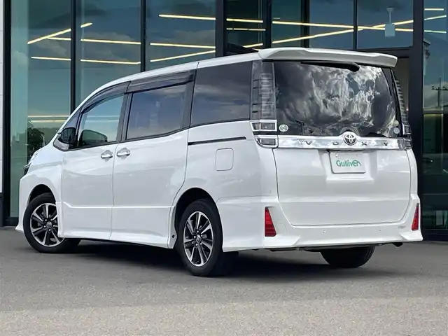 トヨタ ヴォクシー ZS 煌Ⅱ 東京都 2019(令1)年 3万km ホワイトパールクリスタルシャイン 純正10インチT-Connectナビ/・フルセグTV/・Bluetooth接続/純正12.1型後席ディスプレイ/純正ドライブレコーダー前後（DRT-C68A）/Toyota Safety Sense/・プリクラッシュセーフティ/・レーンディパーチャーアラート/・オートマチックハイビーム/クリアランスソナー/アイドリングストップ/両側パワースライドドア/バックカメラ/純正フロアマット/純正16インチアルミホイール/MTモード付AT/ETC2.0/スペアキー/保証書/取扱説明書