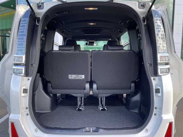 トヨタ ヴォクシー ZS 煌Ⅱ 東京都 2019(令1)年 3万km ホワイトパールクリスタルシャイン 純正10インチT-Connectナビ/・フルセグTV/・Bluetooth接続/純正12.1型後席ディスプレイ/純正ドライブレコーダー前後（DRT-C68A）/Toyota Safety Sense/・プリクラッシュセーフティ/・レーンディパーチャーアラート/・オートマチックハイビーム/クリアランスソナー/アイドリングストップ/両側パワースライドドア/バックカメラ/純正フロアマット/純正16インチアルミホイール/MTモード付AT/ETC2.0/スペアキー/保証書/取扱説明書