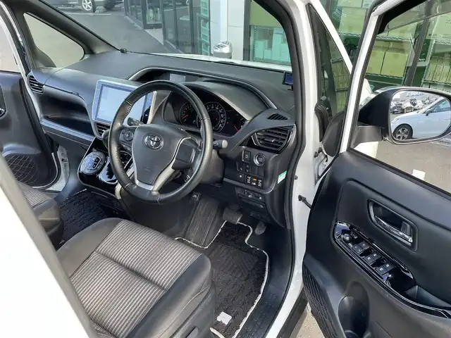 トヨタ ヴォクシー ZS 煌Ⅱ 東京都 2019(令1)年 3万km ホワイトパールクリスタルシャイン 純正10インチT-Connectナビ/・フルセグTV/・Bluetooth接続/純正12.1型後席ディスプレイ/純正ドライブレコーダー前後（DRT-C68A）/Toyota Safety Sense/・プリクラッシュセーフティ/・レーンディパーチャーアラート/・オートマチックハイビーム/クリアランスソナー/アイドリングストップ/両側パワースライドドア/バックカメラ/純正フロアマット/純正16インチアルミホイール/MTモード付AT/ETC2.0/スペアキー/保証書/取扱説明書