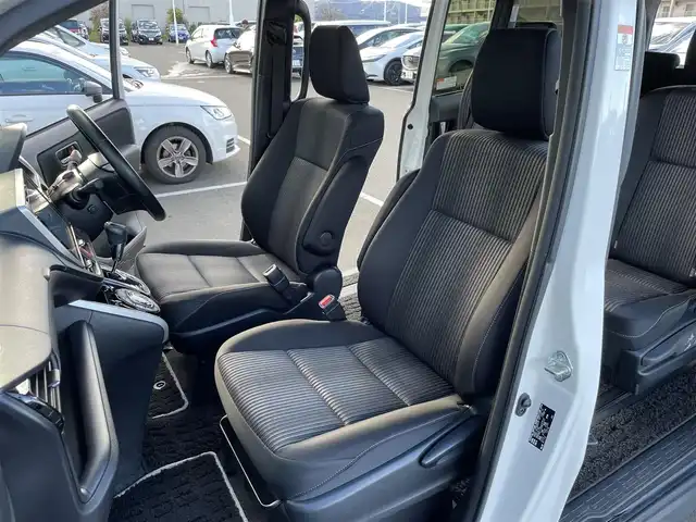 トヨタ ヴォクシー ZS 煌Ⅱ 東京都 2019(令1)年 3万km ホワイトパールクリスタルシャイン 純正10インチT-Connectナビ/・フルセグTV/・Bluetooth接続/純正12.1型後席ディスプレイ/純正ドライブレコーダー前後（DRT-C68A）/Toyota Safety Sense/・プリクラッシュセーフティ/・レーンディパーチャーアラート/・オートマチックハイビーム/クリアランスソナー/アイドリングストップ/両側パワースライドドア/バックカメラ/純正フロアマット/純正16インチアルミホイール/MTモード付AT/ETC2.0/スペアキー/保証書/取扱説明書