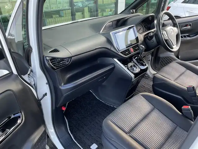 トヨタ ヴォクシー ZS 煌Ⅱ 東京都 2019(令1)年 3万km ホワイトパールクリスタルシャイン 純正10インチT-Connectナビ/・フルセグTV/・Bluetooth接続/純正12.1型後席ディスプレイ/純正ドライブレコーダー前後（DRT-C68A）/Toyota Safety Sense/・プリクラッシュセーフティ/・レーンディパーチャーアラート/・オートマチックハイビーム/クリアランスソナー/アイドリングストップ/両側パワースライドドア/バックカメラ/純正フロアマット/純正16インチアルミホイール/MTモード付AT/ETC2.0/スペアキー/保証書/取扱説明書