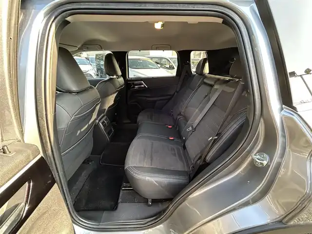 三菱 アウトランダー ＰＨＥＶ G 東京都 2023(令5)年 1.8万km チタニウムグレーメタリック ワンオーナー/3列シート/7人乗り/純正9インチナビ/・Bluetoothオーディオ/USBオーディオ/・AppleCarPlay/AndroidAuto/フルセグTV/マイパイロット/eアシスト/マルチアラウンドモニター/パワーシート（運転席）/シートヒーター（前席）/ハンズフリーパワーバックドア/取扱説明書/保証書/・ディーラー点検記録簿（R6/R7）/スペアキー1本