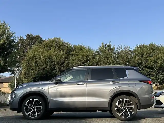 三菱 アウトランダー ＰＨＥＶ G 東京都 2023(令5)年 1.8万km チタニウムグレーメタリック ワンオーナー/3列シート/7人乗り/純正9インチナビ/・Bluetoothオーディオ/USBオーディオ/・AppleCarPlay/AndroidAuto/フルセグTV/マイパイロット/eアシスト/マルチアラウンドモニター/パワーシート（運転席）/シートヒーター（前席）/ハンズフリーパワーバックドア/取扱説明書/保証書/・ディーラー点検記録簿（R6/R7）/スペアキー1本