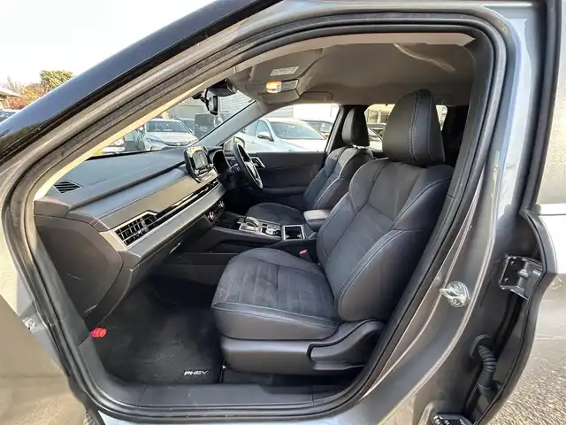 三菱 アウトランダー ＰＨＥＶ G 東京都 2023(令5)年 1.8万km チタニウムグレーメタリック ワンオーナー/3列シート/7人乗り/純正9インチナビ/・Bluetoothオーディオ/USBオーディオ/・AppleCarPlay/AndroidAuto/フルセグTV/マイパイロット/eアシスト/マルチアラウンドモニター/パワーシート（運転席）/シートヒーター（前席）/ハンズフリーパワーバックドア/取扱説明書/保証書/・ディーラー点検記録簿（R6/R7）/スペアキー1本